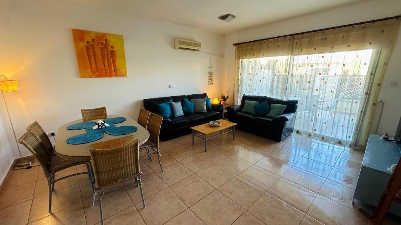 Pool Side 2 Bedroom Queens Gardens Complex Pafos Dış mekan fotoğraf